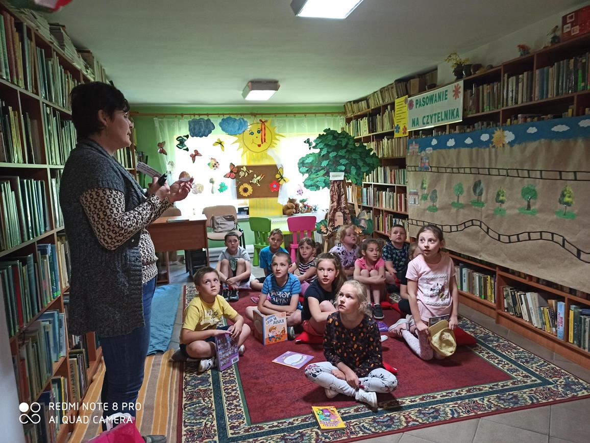 Pasowanie na Czytelnika uczniów klasy Ia w Gminnej Bibliotece Publicznej w Sękowej